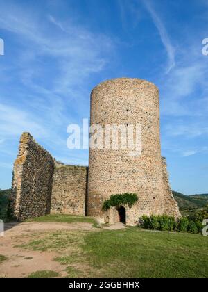 Tour dans le château en ruines du village de Saint-Jean-Saint-Maurice-sur-Loire, France Banque D'Images