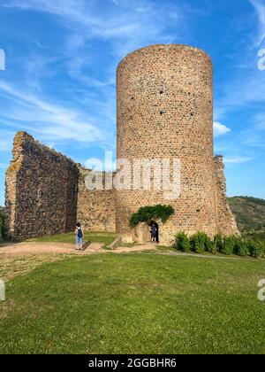 Tour dans le château en ruines du village de Saint-Jean-Saint-Maurice-sur-Loire, France Banque D'Images