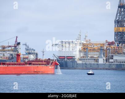 Pétrolier, grand navire vidant l'eau de ballast lorsqu'il entre dans le port. Banque D'Images