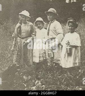 Sans titre (Flora, Elizabeth, Howard & amp; Kitty dans le champ de Lake George), 1903/05. Une œuvre faite de lanterne coulissante. Banque D'Images