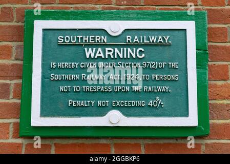 La gare ferroviaire de Breamore, Hampshire, Royaume-Uni, a fermé ses portes en 1964 après le rapport Beeching. Southern Railway mise en garde contre la sanction d'intrusion 1924. Banque D'Images