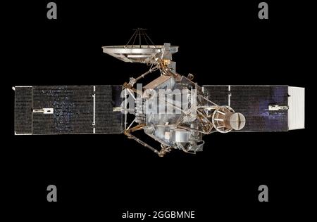 Le 14 décembre 1962, des informations scientifiques utiles ont été transmises par radio à la Terre depuis le voisinage d'une autre planète pour la première fois. L'engin spatial Mariner 2 sans pilote, avec ses six instruments scientifiques, a traversé à moins de 34,800 kilomètres (21,600 milles) de Vénus. Mariner 2 a indiqué que Vénus est très chaude et qu'elle n'a pas de champs magnétiques mesurables ni de ceintures de radiation. Sur le chemin de Vénus, les instruments de Mariner 2 ont détecté et mesuré le rayonnement, les champs magnétiques et la poussière de l'espace interplanétaire. Le contact avec Mariner 2 a été perdu le 2 janvier 1963; il est maintenant en orbite autour du Soleil. Le vaisseau spatial sur dis Banque D'Images