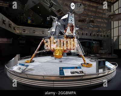 Le module lunaire Apollo (LM) était un véhicule à deux étages conçu par Grumman pour faire passer deux astronautes de l'orbite lunaire à la surface lunaire et au dos. La phase de montée supérieure se composait d'un compartiment d'équipage sous pression, de zones d'équipement et d'un moteur de fusée d'ascension. La descente inférieure a eu le train d'atterrissage et a contenu le moteur de descente fusée et les expériences de surface lunaire. LM 2 a été construit pour un deuxième vol d'essai sans pilote en orbite terrestre. Comme le vol d'essai de LM 1, effectué dans le cadre de la mission Apollo 5, a été si réussi, une deuxième mission d'essai de LM sans pilote a été jugée inutile. LM-2 était u Banque D'Images