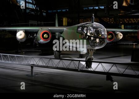 Bombardier à jet double moteur à siège simple avec RATO. L'Arado AR 234 B Blitz (Lightning) est le premier bombardier à réaction opérationnel et le premier avion de reconnaissance au monde. La première mission de combat AR 234, un vol de reconnaissance au-dessus de la tête de plage des alliés en Normandie, a eu lieu le 2 août 1944. Avec une vitesse maximale de 735 kilomètres (459 miles) par heure, le Blitz a facilement échappé aux combattants alliés des moteurs à pistons. Bien que moins célèbre que les avions de chasse Messerschmitt me 262, les Ar 234 qui ont atteint les unités de la Luftwaffe ont fourni un excellent service, en particulier comme avion de reconnaissance. Cette AR 234 B-2 a servi avec de la bombe Banque D'Images