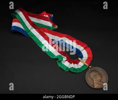 Médaille commémorative Caproni 33, ca. 1968. Disque en bronze avec portrait de profil de l'ingénieur aéronautique italien et concepteur d'avions Comte Caproni. Obverse montre le bombardier à trois moteurs Caproni 33 450 ch avec les dates 1918-1968. Banque D'Images