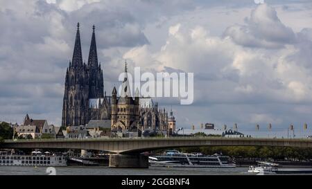 Bâtiments historiques dominant les gratte-ciel de Cologne sous le soleil d'été Banque D'Images