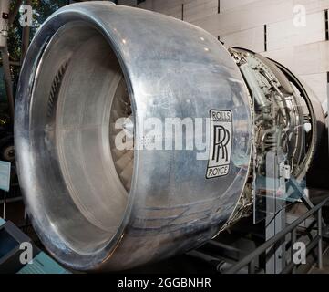 Il s'agit du premier moteur de fabrication étrangère choisi comme centrale électrique de base pour un avion de ligne de construction américaine majeur, le Lockheed L-1011 TriStar, qui a reçu sa certification de la Federal Aviation Administration en 1973 pour son utilisation sur ces trois avions à moteur. En outre, il a alimenté certains modèles de transport Boeing 747. Le RB211 diffère des autres moteurs de sa catégorie en ayant trois arbres au lieu de deux. Chaque arbre a un compresseur sur son extrémité avant et une turbine sur son extrémité arrière. Cette conception a permis à chaque compresseur de fonctionner plus près de sa vitesse et de son efficacité optimales et a réduit le nombre de pales an Banque D'Images