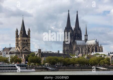 Bâtiments historiques dominant les gratte-ciel de Cologne sous le soleil d'été Banque D'Images