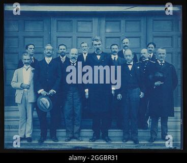 Exposition panaméricaine, Buffalo, New York, 1901, 1901. Portrait de groupe du Conseil de gestion du gouvernement des États-Unis, avec William Van Zandt Cox (au deuxième rang, à partir de la gauche), secrétaire du conseil, et Joseph H. Brigham (au premier rang, au centre), président. Banque D'Images