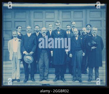 Exposition panaméricaine, Buffalo, New York, 1901, 1901. Portrait de groupe du Conseil de gestion du gouvernement des États-Unis, avec William Van Zandt Cox (au deuxième rang, en partant de la gauche), secrétaire du conseil, et Joseph H. Brigham? (rangée avant, centre), président. Banque D'Images