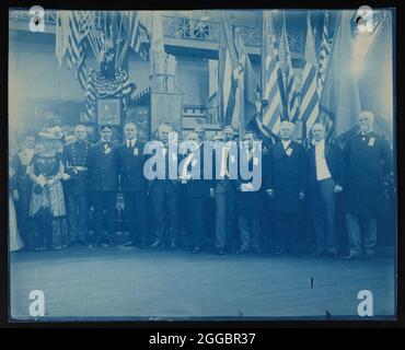 Exposition panaméricaine, Buffalo, New York, 1901, 1901. Vue de l'intérieur, portrait de groupe devant les expositions du département de la guerre dans le bâtiment du gouvernement des États-Unis le jour du district. Banque D'Images