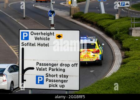 Voiture de police répondant à un incident à l'aéroport de Londres Heathrow, Royaume-Uni. Signalé comme passager violent à bord d'un vol à l'arrivée Banque D'Images