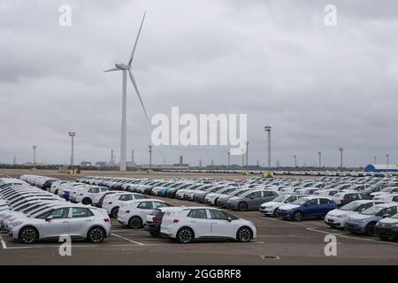 De nouvelles automobiles sur le quai du port de Sheerness en Angleterre, au Royaume-Uni, le lundi 30 août 2021. Banque D'Images