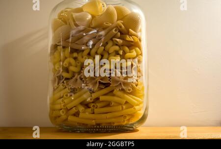 Mélanger les pâtes dans un pot en verre. Pâtes Lumaconi, Penne, Cavatappi, Farfalle et Rigatoni Banque D'Images