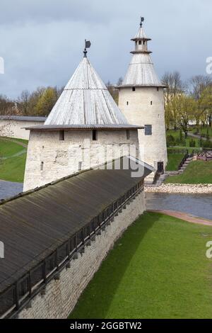 Kremlin de Pskov, Russie. Tours en pierre et murs d'une ancienne forteresse, architecture ancienne russe classique Banque D'Images