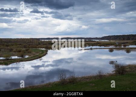 Paysage russe rural. Rivière Sorot le soir du printemps Banque D'Images