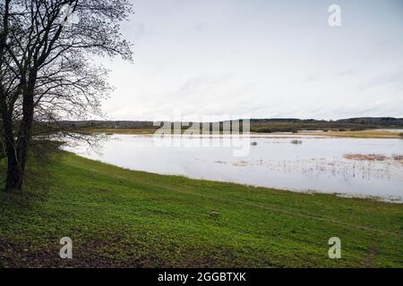 Paysage russe avec la côte de la rivière Sorot le soir du printemps Banque D'Images