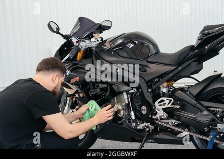 STAVROPOL, RUSSIE - 28 MAI 2020 : BMW Black Sportbike. Moto moderne et puissante dans la ville de Stavropol, en Russie Banque D'Images