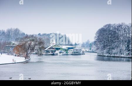 Île enneigée sur la Tamise à Hampton, dans le quartier londonien de Richmond upon Thames, Angleterre, Royaume-Uni. 2009 Banque D'Images