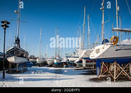 Yachts couverts de neige lorsqu'ils sont entreposés dans la cour de plaisance de Gosport pendant l'hiver en Angleterre, au Royaume-Uni. 2010 Banque D'Images