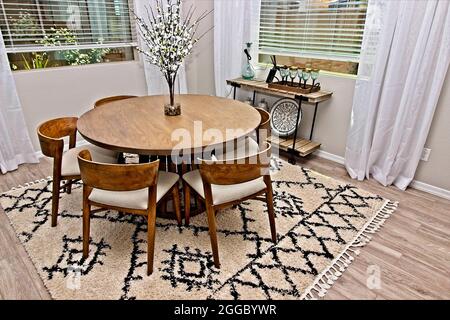 Salle à manger avec table ronde en bois avec six chaises Banque D'Images