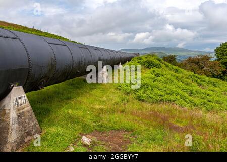 Un des tuyaux qui transportent l'eau à la centrale électrique Hydro de Dolgarrog, parc national de Snowdonia Banque D'Images