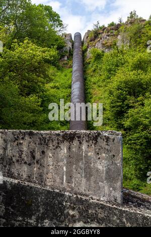 L'un des tuyaux qui transportent l'eau à la centrale électrique Hydro de Dolgarrog, dans le parc national de Snowdonia Banque D'Images