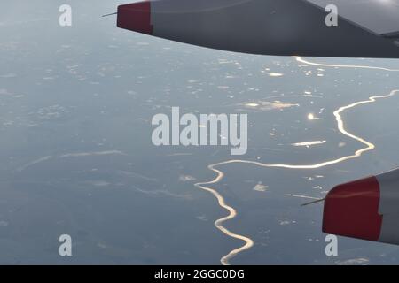 Vue aérienne depuis une fenêtre d'avion montrant l'aile Banque D'Images