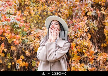 femme heureuse avec les yeux fermés Banque D'Images