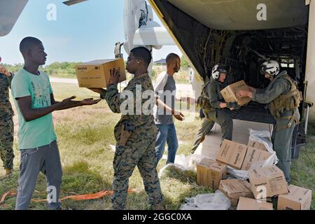 Port au Prince, Haïti. 28 août 2021. Les membres du Service américain de la Force opérationnelle interarmées Haïti et des bénévoles chargent l'aide humanitaire sur un aéronef MV-22 Osprey du corps maritime américain le 28 août 2021 à Port-au-Prince, en Haïti. L'armée, l'USAID et les volontaires participent à la suite du récent tremblement de terre. Credit: Planetpix/Alamy Live News Banque D'Images