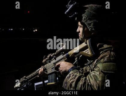 Un parachutiste affecté à l'équipe de combat de la 1re Brigade, 82e Division aéroportée assure la sécurité alors que la Division continue d'aider à faciliter l'évacuation en toute sécurité des citoyens américains, demandeurs spéciaux de visa d'immigrant, Et d'autres Afghans en danger hors d'Afghanistan aussi rapidement et en toute sécurité que possible depuis l'aéroport international Hamid Karzaï de Kaboul, le 26 août 2021. (É.-U. Photo de courtoisie de l'armée) Banque D'Images