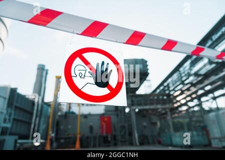 Un panneau interdisant le passage des étrangers sur une affiche avec un ruban rouge et blanc. Le passage est fermé aux étrangers Banque D'Images