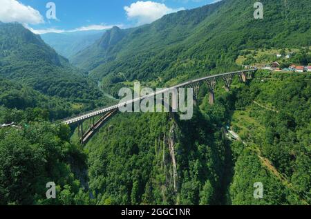 Pont voûté de Djurdjevic au Monténégro sur la rivière Tara Banque D'Images