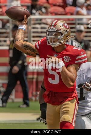 Santa Clara, Californie, États-Unis. 29 août 2021. San Francisco 49ers Quarterback Trey lance le dimanche 29 août 2021, au stade Levis à Santa Clara, Californie. Les 49ers ont battu les Las Vegas Raiders 34-10. (Credit image: © Al Golub/ZUMA Press Wire) Banque D'Images