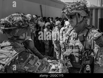 Les parachutistes affectés à l'équipe de combat de la 1re Brigade, 82e Division aéroportée discutent des opérations à venir à l'aéroport international Hamid Karzaï à Kaboul, en Afghanistan, le 25 août 2021. Le 82e ABN. Le Div. Continue de faciliter l'évacuation en toute sécurité des citoyens américains, des demandeurs de visa d'immigrant spécial et des autres Afghans à risque hors d'Afghanistan le plus rapidement et en toute sécurité possible. (É.-U. Photo de courtoisie de l'armée) Banque D'Images