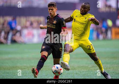 Le milieu de terrain de Nashville SC Brian Anunga (27) tente de bloquer une croix du milieu de terrain d'Atlanta United Matheus Rossetto (9) lors d'un match de football MLS entre Nashville SC et Atlanta United au stade Mercedes-Benz le samedi 28 août 2021 à Atlanta, GA. Jacob Kupferman/CSM Banque D'Images