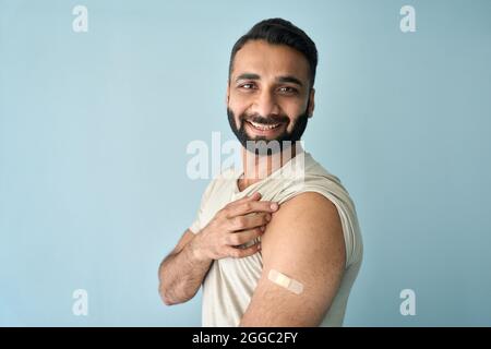 Portrait d'un jeune Indien après le vaccin contre le covid19 avec du plâtre sur l'épaule. Banque D'Images