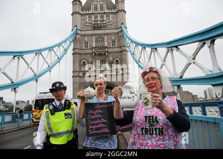 LONDRES, ANGLETERRE - 30 2021 AOÛT, extinction Bloc de la rébellion Tower Bridge le 8ème jour de l'impossible crédit de la rébellion: Lucy North/Alamy Live News Banque D'Images