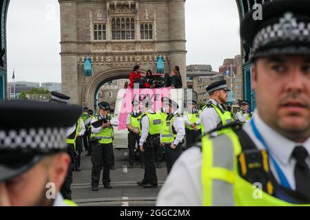 LONDRES, ANGLETERRE - 30 2021 AOÛT, extinction Bloc de la rébellion Tower Bridge le 8ème jour de l'impossible crédit de la rébellion: Lucy North/Alamy Live News Banque D'Images