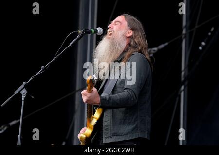 Portsmouth, Royaume-Uni. 29 août 2021. Liam Sean 'Skin' Tyson, guitariste en chef avec le groupe de rock alternatif anglais indépendant Cast se produit sur scène au Victorious Festival à Portsmouth. Crédit : SOPA Images Limited/Alamy Live News Banque D'Images