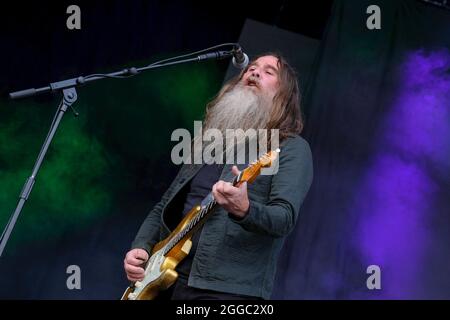 Portsmouth, Royaume-Uni. 29 août 2021. Liam Sean 'Skin' Tyson, guitariste en chef avec le groupe de rock alternatif anglais indépendant Cast se produit sur scène au Victorious Festival à Portsmouth. Crédit : SOPA Images Limited/Alamy Live News Banque D'Images