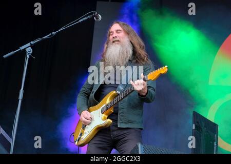 Portsmouth, Royaume-Uni. 29 août 2021. Liam Sean 'Skin' Tyson, guitariste en chef avec le groupe de rock alternatif anglais indépendant Cast se produit sur scène au Victorious Festival à Portsmouth. Crédit : SOPA Images Limited/Alamy Live News Banque D'Images