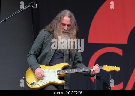 Portsmouth, Royaume-Uni. 29 août 2021. Liam Sean 'Skin' Tyson, guitariste en chef avec le groupe de rock alternatif anglais indépendant Cast se produit sur scène au Victorious Festival à Portsmouth. Crédit : SOPA Images Limited/Alamy Live News Banque D'Images