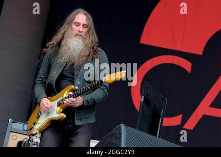 Portsmouth, Royaume-Uni. 29 août 2021. Liam Sean 'Skin' Tyson, guitariste en chef avec le groupe de rock alternatif anglais indépendant Cast se produit sur scène au Victorious Festival à Portsmouth. Crédit : SOPA Images Limited/Alamy Live News Banque D'Images