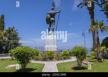 Statue d'Achille victorieuse dans les jardins du palais Achilleion construit à Gatrouri sur l'île de Corfou pour l'impératrice Elisabeth d'Autriche, Grèce Banque D'Images