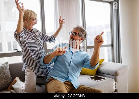 Couple senior joyeux qui profite de la vie ensemble, s'amuser à la maison Banque D'Images