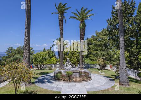 Jardins du palais Achilleion construit à Gatouri sur l'île de Corfou, Grèce pour l'impératrice Elisabeth d'Autriche - vue avec la statue d'Achille en train de mourir Banque D'Images