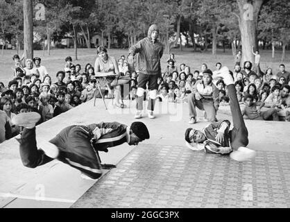 Austin Texas USA, 1989 : les danseurs se jettent dans leur routine pendant la compétition de danse de pause dans l'est d'Austin. ©Bob Daemmrich Banque D'Images