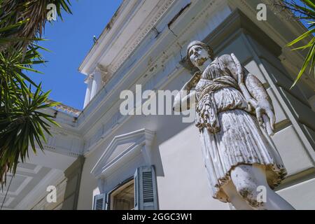 Sculpture à côté du palais Achilleion construit à Gatouri sur l'île de Corfou pour l'impératrice Elisabeth d'Autriche, également connue sous le nom de Sisi, Grèce Banque D'Images