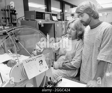 Temple Texas USA : une nouvelle mère et un nouveau père regardent leur bébé prématuré à l'intérieur d'un incubateur dans un service néonatal d'hôpital. AUCUNE pièce d'identité, aucune libération ©Bob Daemmrich Banque D'Images